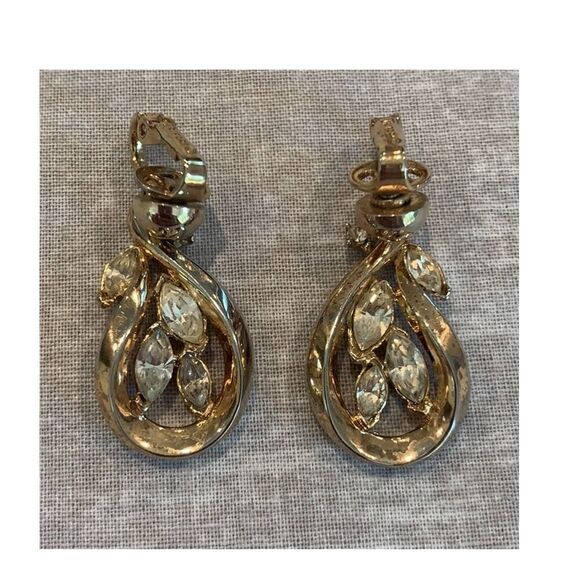 Elegant Trifari Crystals in Gold plate clip earrings, Vintage, Stamped - Picture 1 of 3